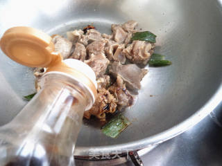 牛肋条炖黄蘑的做法步骤：7