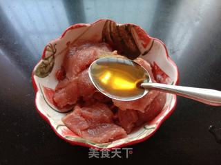 3牛肉片中放入鹽.2食材:牛肉切薄片,洋蔥切絲,芹菜切段.