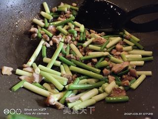 鸡肉蒜薹炒饭的做法步骤：2