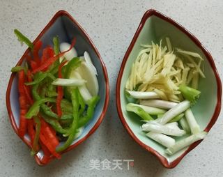 木耳起前泡發,山藥去皮洗乾淨切成菱形片,荷蘭豆去掉根蒂和絲洗乾淨.