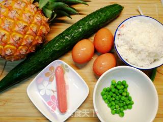 夏日开胃炒饭～菠萝鸡蛋炒饭的做法步骤：1