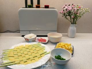 夏日开胃炒饭～菠萝鸡蛋炒饭的做法步骤：3