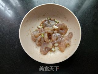 包菜虾仁炒河粉的做法步骤：2