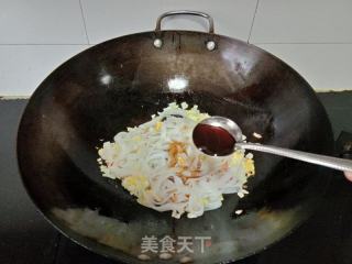包菜虾仁炒河粉的做法步骤：9