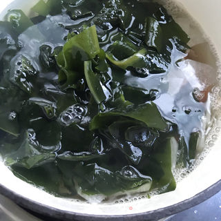 裙帶菜蘿蔔蝦肉湯