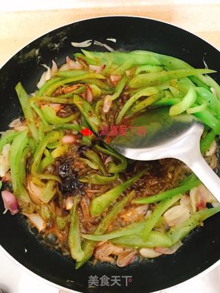 黑椒牛肉丸炒意粉的做法步骤：7