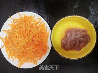 经济实惠好吃不贵的胡萝卜丝炒肉的做法步骤：1