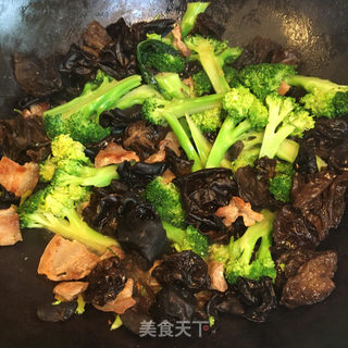 五花肉炒西兰花的做法步骤：7