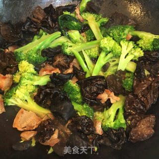 五花肉炒西兰花的做法步骤：8