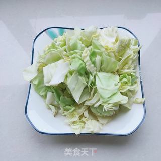 五花肉炒包菜的做法步骤：1