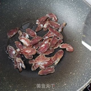 五香腊肠炒茭白的做法步骤：6