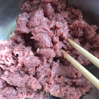 牛肉大葱水饺的做法步骤：1