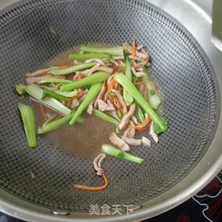 肉丝鸡毛菜炒粉的做法步骤：10