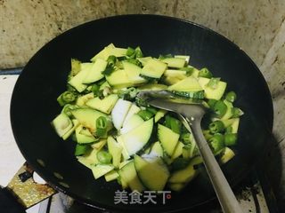 农家南瓜炒青椒的做法步骤：5