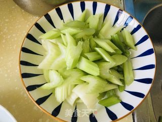 芹菜炒肉片的做法步骤：1