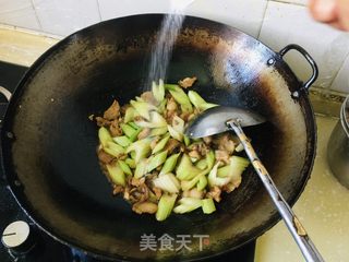 芹菜炒肉片的做法步骤：5