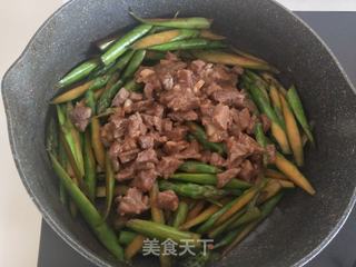 黑椒芦笋炒牛肉粒的做法步骤：8