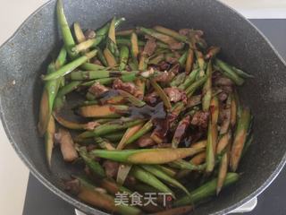 黑椒芦笋炒牛肉粒的做法步骤：9