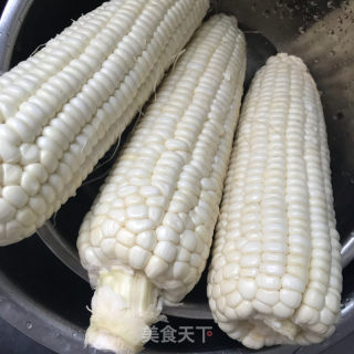 水煮粘玉米的做法步骤：1