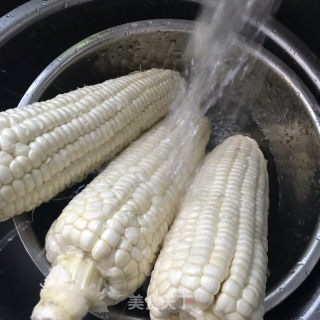 水煮粘玉米的做法步骤：2