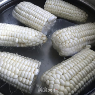 水煮粘玉米的做法步骤：4