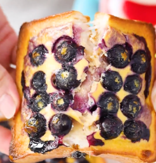 自制一口爆浆酸甜可口的蓝莓岩烧乳酪吐司的做法步骤：6