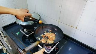 鸡蛋火腿炒饼丝的做法步骤：11