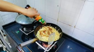 鸡蛋火腿炒饼丝的做法步骤：16