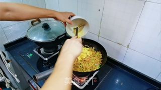 鸡蛋火腿炒饼丝的做法步骤：17