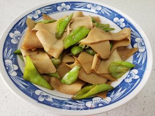 尖椒炒豆腐皮的做法_尖椒炒豆腐皮怎麼做_蘭杏梅的菜譜_美食天下