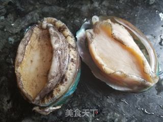 1小鮑魚清洗外殼.2用小刀沿邊劃一圈,把肉和殼分離,摘除內臟.