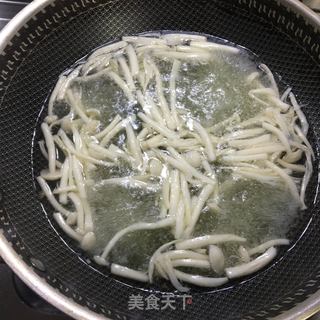 蟹味菇拌油菜的做法步骤：2