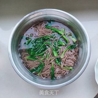 鍋內加水燒開,放入蕎麥麵條煮2分鐘.