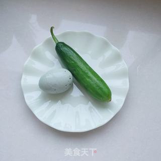 松花蛋拌黄瓜的做法步骤：1