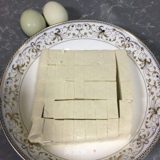 鸡蛋香煎豆腐的做法步骤：1