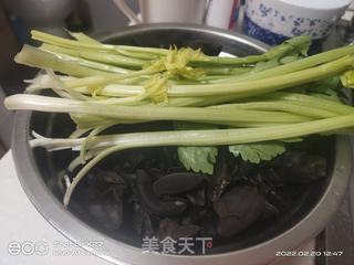 芹菜拌木耳的做法步骤：2