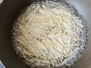 金针菇木耳拌豆腐皮的做法步骤：4