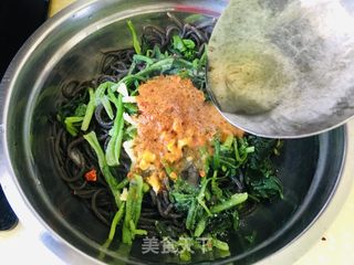 小竅門1.蕨根粉用小火燜煮,用手掏掐沒有硬心即可.2.