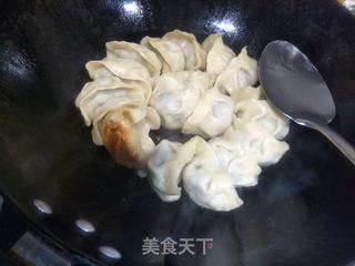 荠菜肉煎饺的做法步骤：8