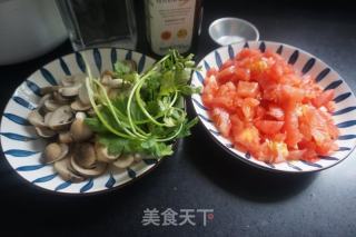 菌菇番茄减脂汤的做法步骤：1