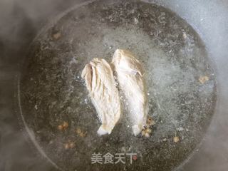 西兰花木耳拌鸡胸的做法步骤：1