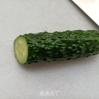 黄瓜拌熏鸡的做法步骤：1