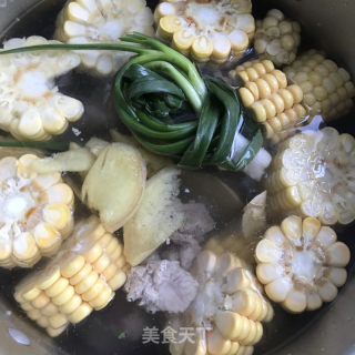 玉米排骨汤的做法步骤：5