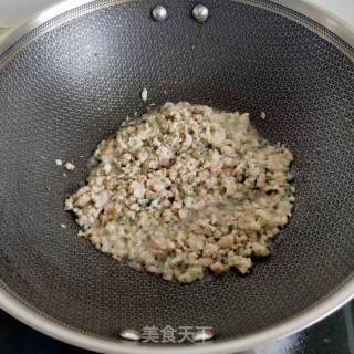 芹菜炒肉渣的做法步骤：4