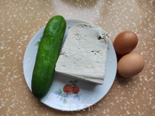 黄瓜丝豆腐鸡蛋汤的做法步骤：1