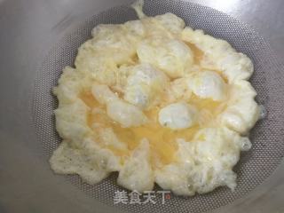 豌豆炒香肠鸡蛋的做法步骤：2
