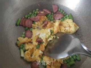 豌豆炒香肠鸡蛋的做法步骤：5
