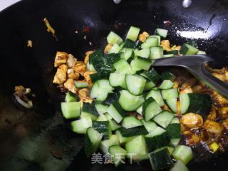 黄瓜炒鸡丁的做法步骤：6