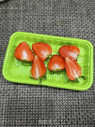 草莓可颂的做法步骤：2