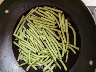 青椒干煸嫩豇豆的做法步骤：2